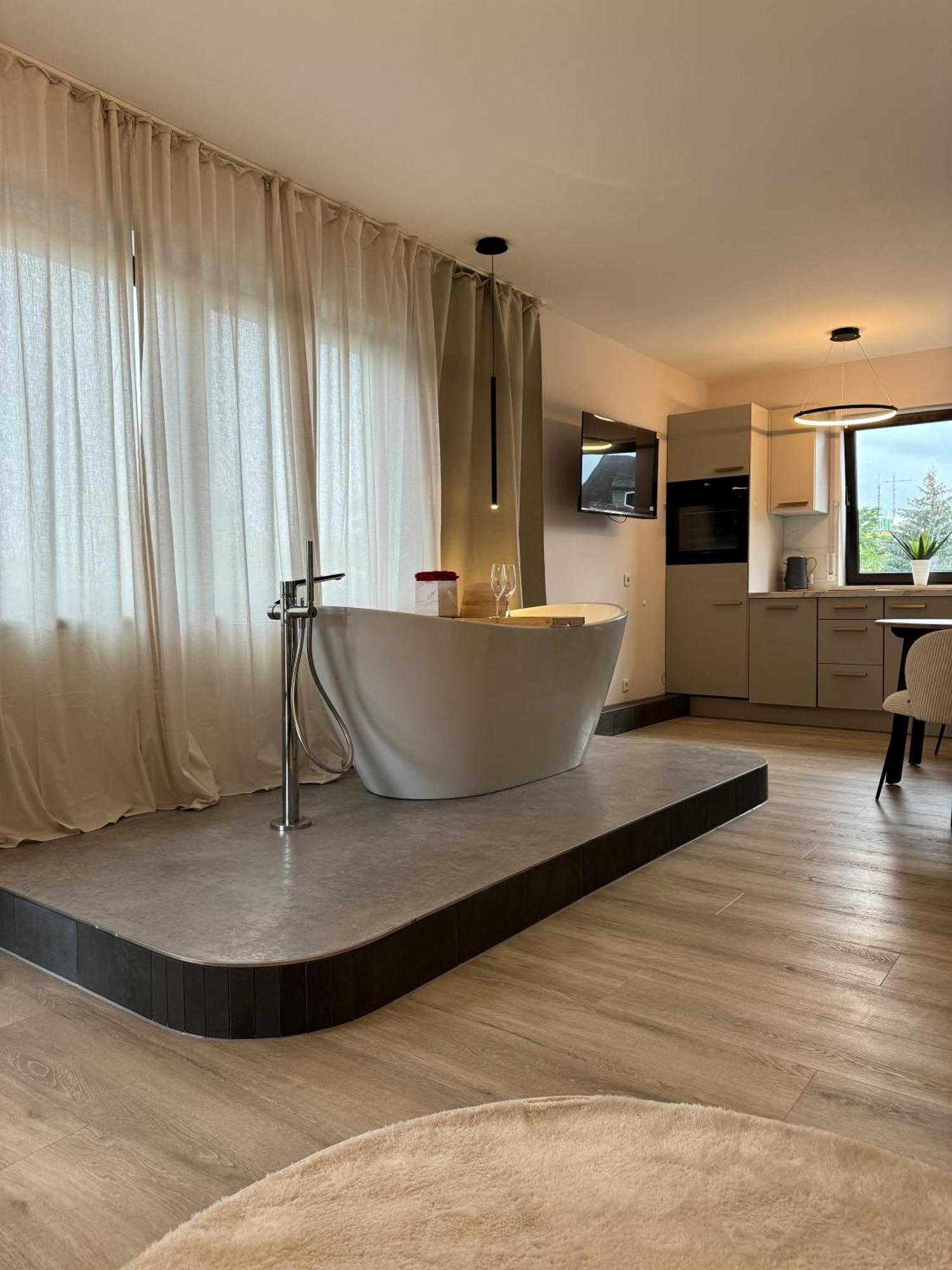 Leonardo Wuerzburg I Freistehende Badwanne Apartman Kültér fotó